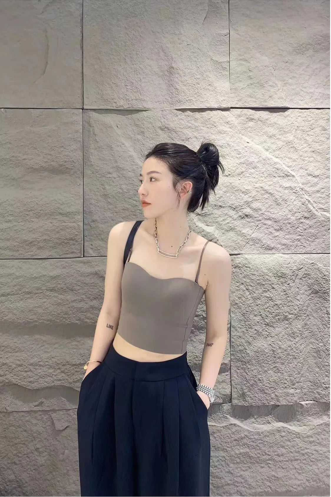 Camiseta sin mangas para Yoga y gimnasio para mujer, Top Popular de punto liso y sin costuras, chaleco con espalda en U y tirantes con almohadilla fija para el pecho, 1 ud.